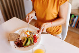 Should Men and Women Opt for Different Breakfasts to Optimize Weight Loss?